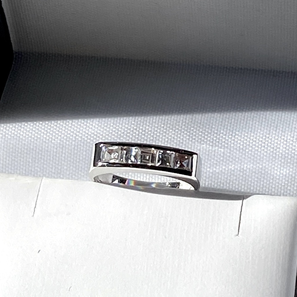 Gorgeous 925 Silver Semi eternity ring